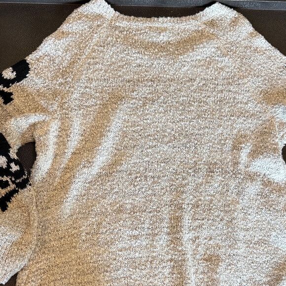 Torrid Black Skull Sweater - Light Gray  Boucle fabric Crewneck size 0/ Large - Picture 7 of 8